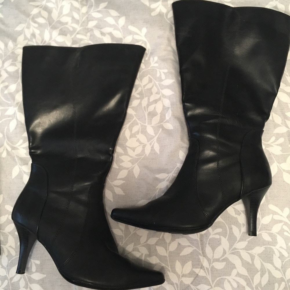 Black heeled boots